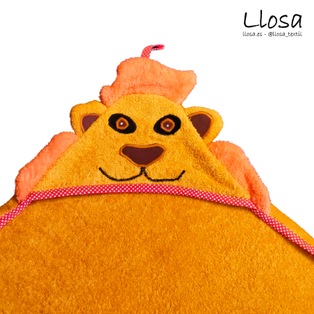 Detalle de la capucha con la cabeza del león amarillo
